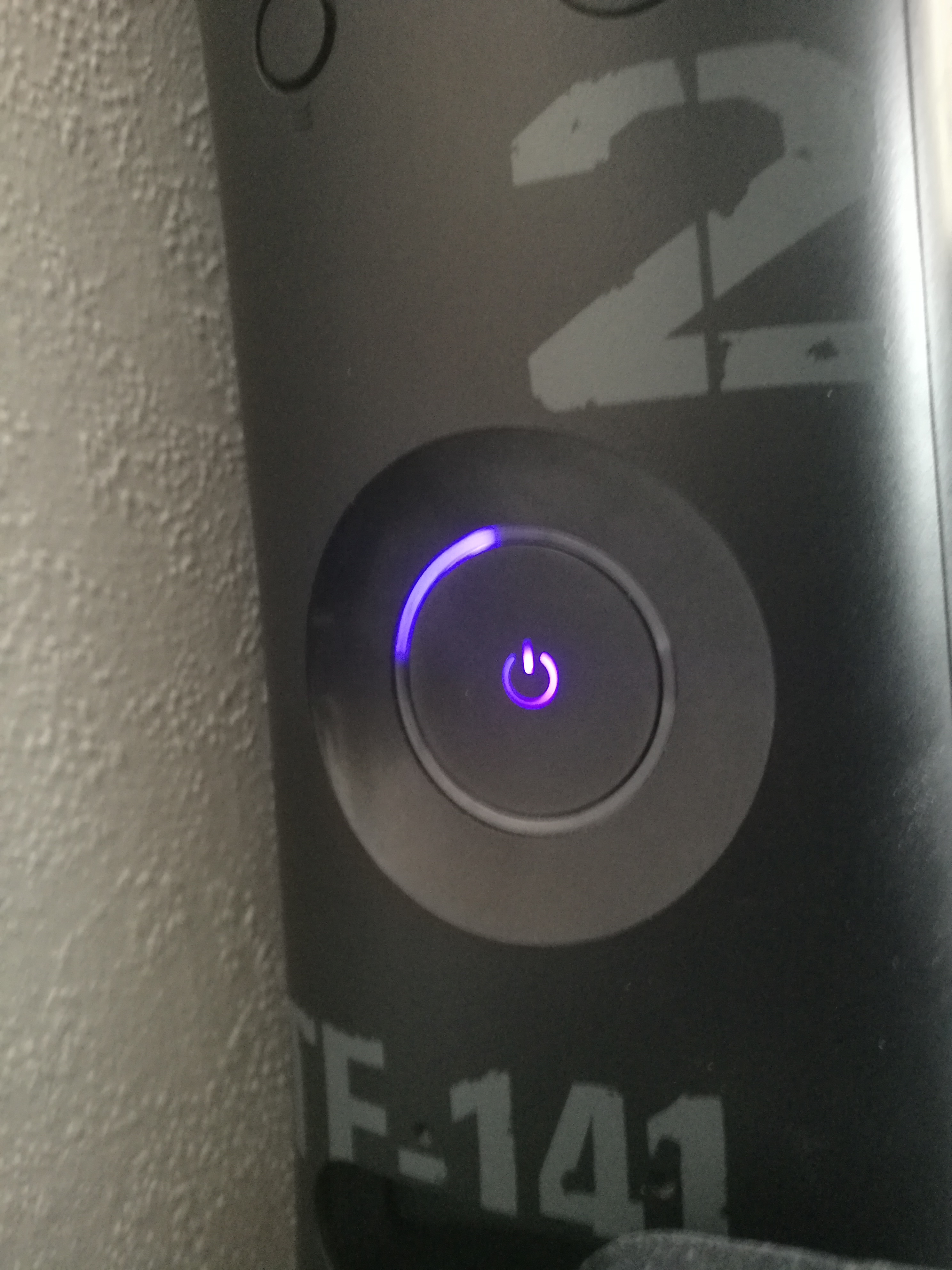 Hatun nosto henkilöille jotka rikkoivat Xbox 360 suojaukset. Kamikaze mod - porattiin piiriä missä dvd aseman suojauksen poistolle. RGH mod ja FPGA piiri joka hidastuttaa prosessoria käynnistyksessä jolloin se alkaa kirjaimellisesti tökkimään prosessoria kunnes saa halutun vastauksen ja antaa käynnistyksen jatkua. Microsoftille ja IBM:lle efuse patentti eli Microsoft päivitysten ohella poltti prosessorista sulakkeita jotka auttoi eväämään vanhemman softan asentamisen.