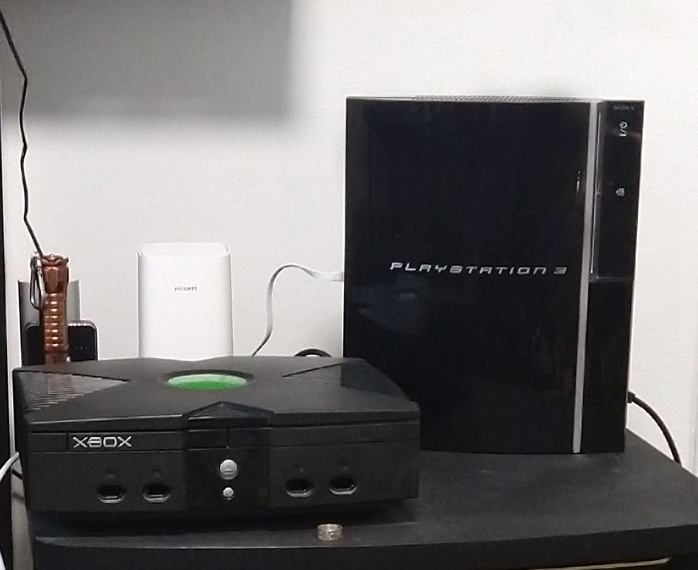 Itse muokatun Firmwaren ja T2 SDE ymparistollä rakennetun Linux voimin sivusto pyörii Playstation 3 jarjestelmällä (IBM PowerPC64 arkkitehtuuri)