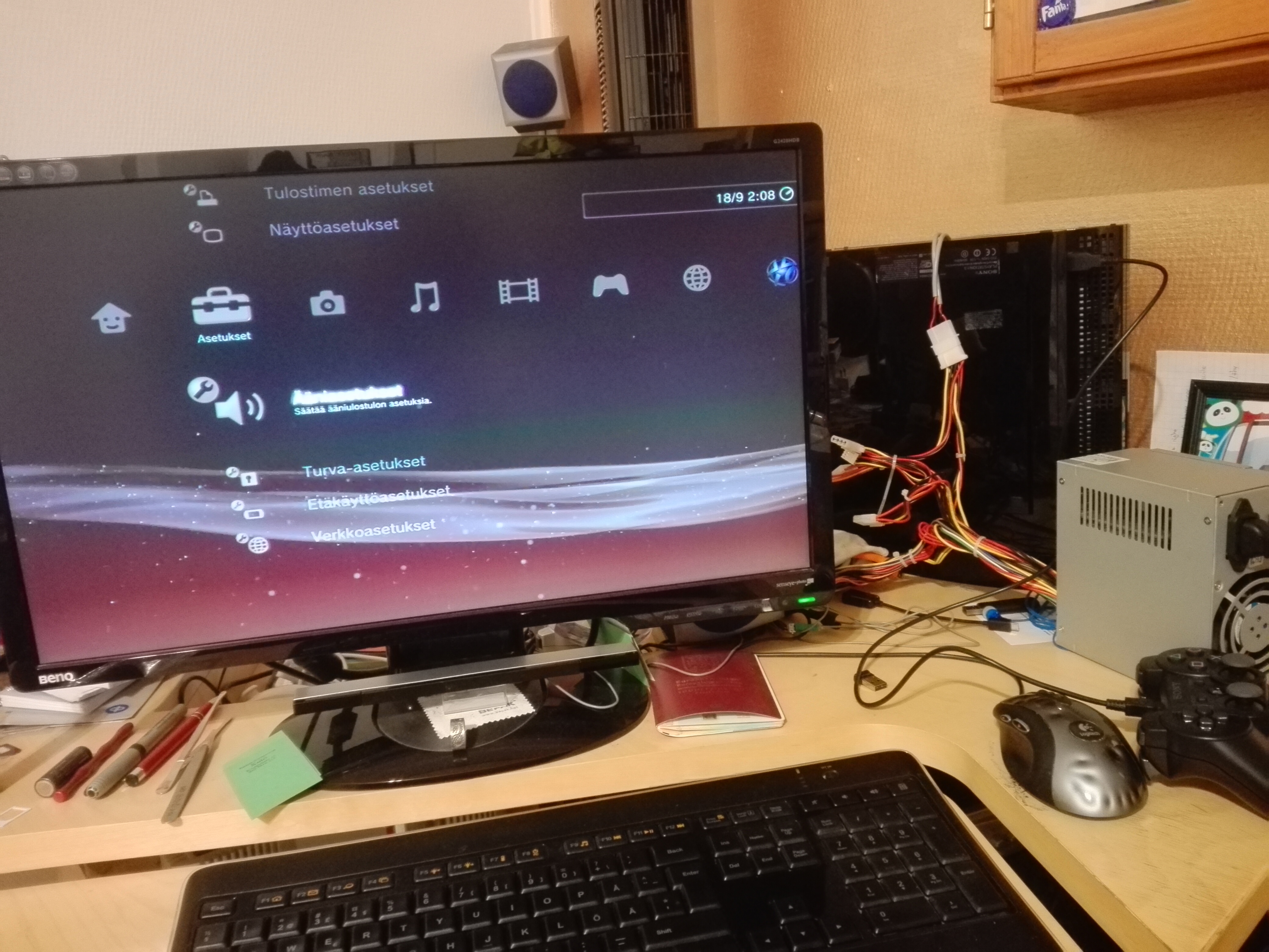 Virtalähteestä oli buck converter räjähtänyt ja rikkonut mukanaan emolevyltä pari lämpövaroketta.